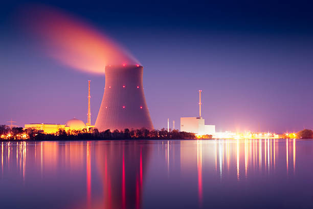 centrale nucleare - cooling tower foto e immagini stock