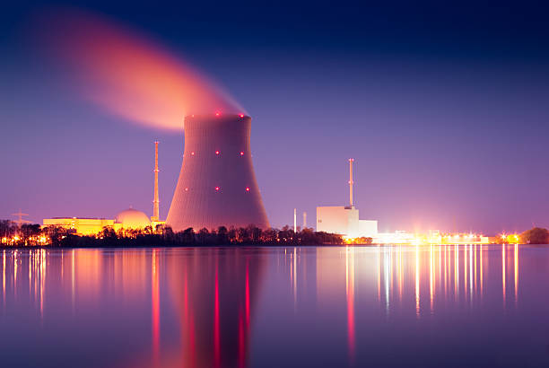 usina nuclear - cooling tower - fotografias e filmes do acervo