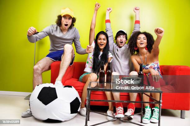 예 축구에 대한 스톡 사진 및 기타 이미지 - 축구, 소파, 관중