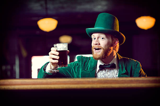 irish character / leprechaun toasting with a pint of beer - ryan in a 個照片及圖片檔