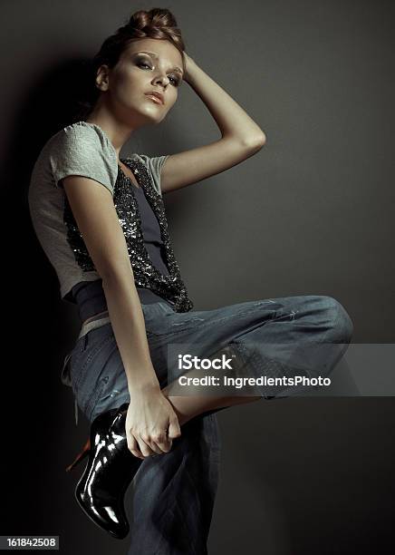 Moda Sensual Retrato De Mulher Jovem Em Fundo Escuro - Fotografias de stock e mais imagens de Adulto