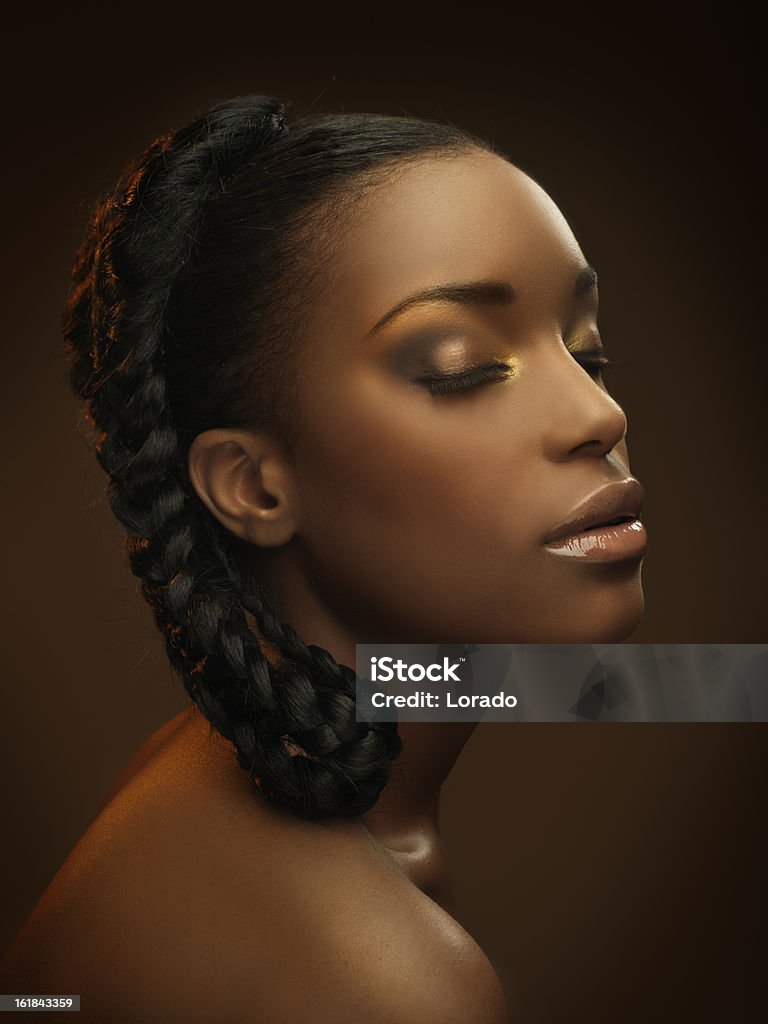 Ritratto di donna nera con gli occhi chiusi - Foto stock royalty-free di Capelli lunghi