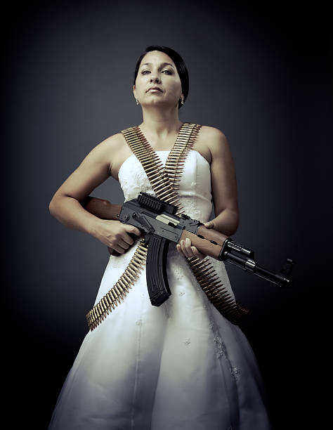 le novia fatal con un ak - 47 - bullet belt ammunition cartridge fotografías e imágenes de stock