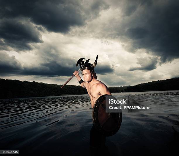 Viking Heraus Auf Das Wasser Stockfoto und mehr Bilder von Nackt - Nackt, Krieger - Menschliche Tätigkeit, Wikinger