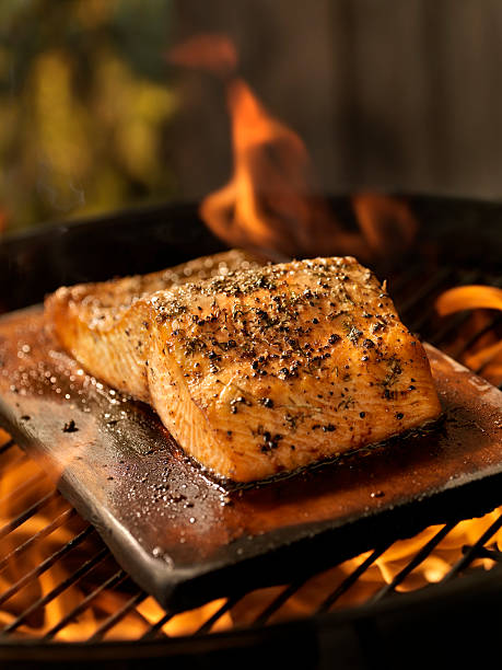 시더 널빤지 연어 필레 있는 야외 바비큐 - broiled fish 뉴스 사진 이미지