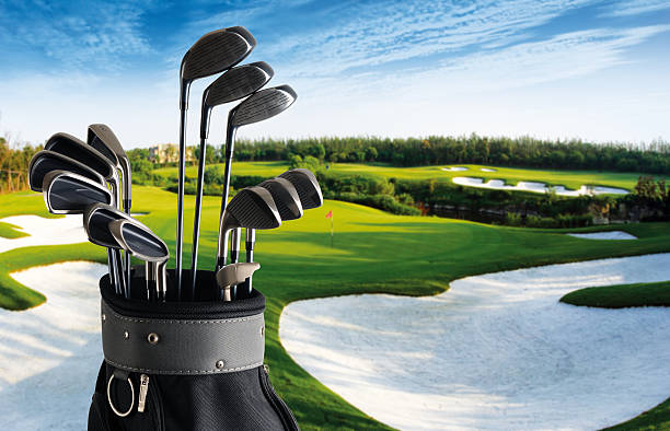 golf-club und tasche mit fairway hintergrund-xxl - golf golf course sunrise morning stock-fotos und bilder