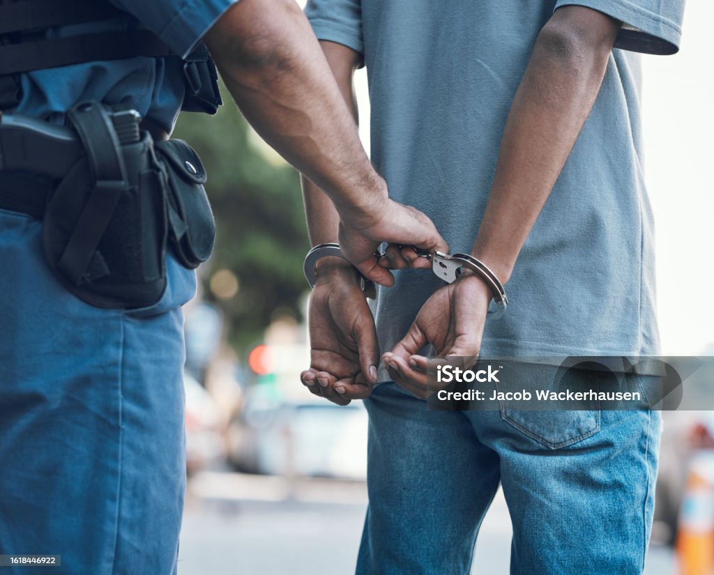 Bilincsek, rendőrök és rendőrök kezei bűnözővel a városban igazságszolgáltatás, bűnözés vagy korrupció miatt. Illegális, letartóztatott és bűnüldözési tisztviselő gyanúsítottal, tolvajjal vagy gengszterrel börtön, rablás vagy k - Jogdíjmentes Letartóztatás témájú stock fotó Bilincsek, rendőrök és rendőrök kezei bűnözővel a városban igazságszolgáltatás, bűnözés vagy korrupció miatt. Illegális, letartóztatott és bűnüldözési tisztviselő gyanúsítottal, tolvajjal vagy gengszterrel börtön, rablás vagy k - Jogdíjmentes Letartóztatás témájú stock fotó