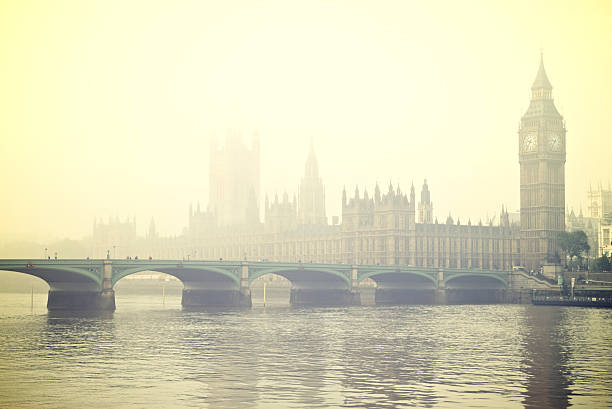 niebla big ben, london westminster bridge támesis - westminster bridge fotografías e imágenes de stock