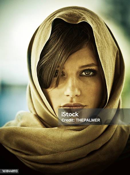 Europäischer Abstammung Mädchen In Einem Kopftuch Stockfoto und mehr Bilder von Arabeske - Arabeske, Bedecken, Ehefrau