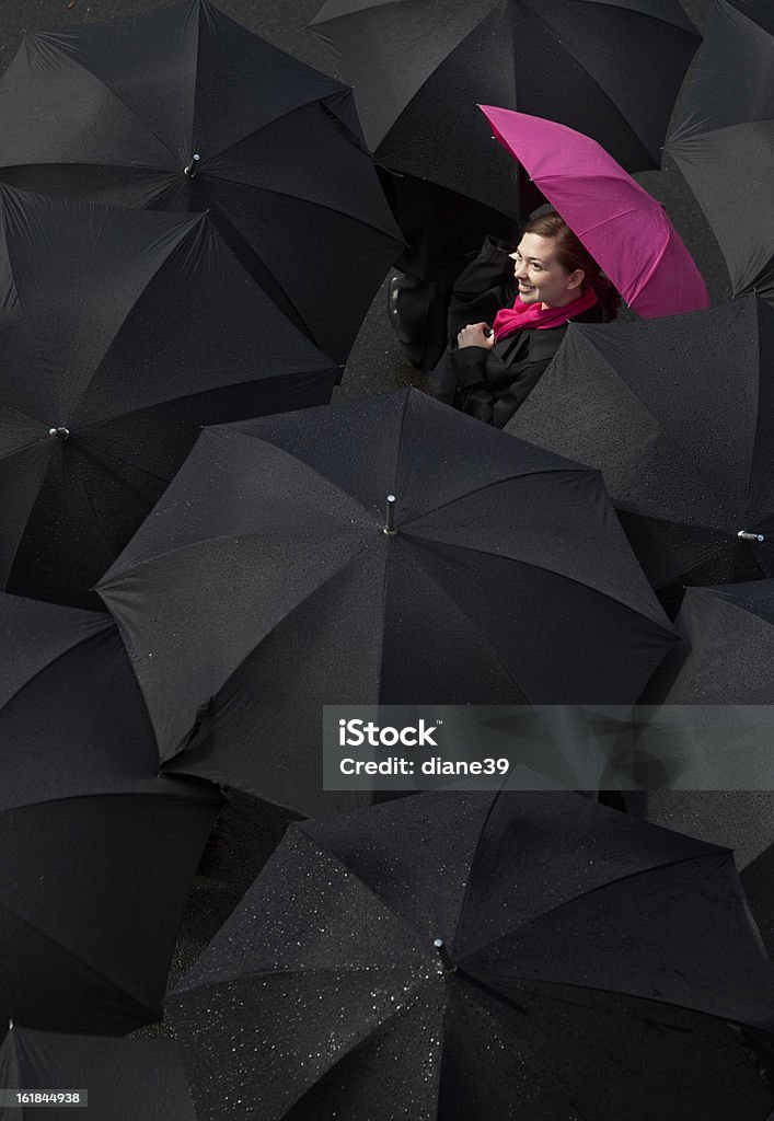 Frau Nachschlagen von unter einem Sonnenschirm - Lizenzfrei Gegen den Strom Stock-Foto