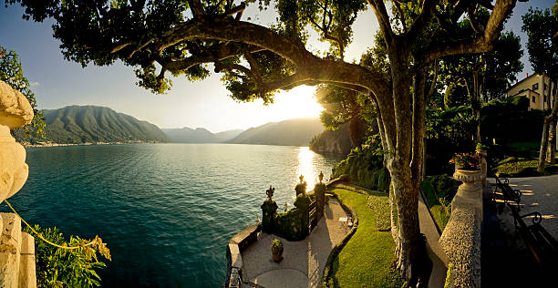 пейзаж: панорамный вид на озеро комо, от varenna италия - lake como water italy sunset стоковые фото и изображения