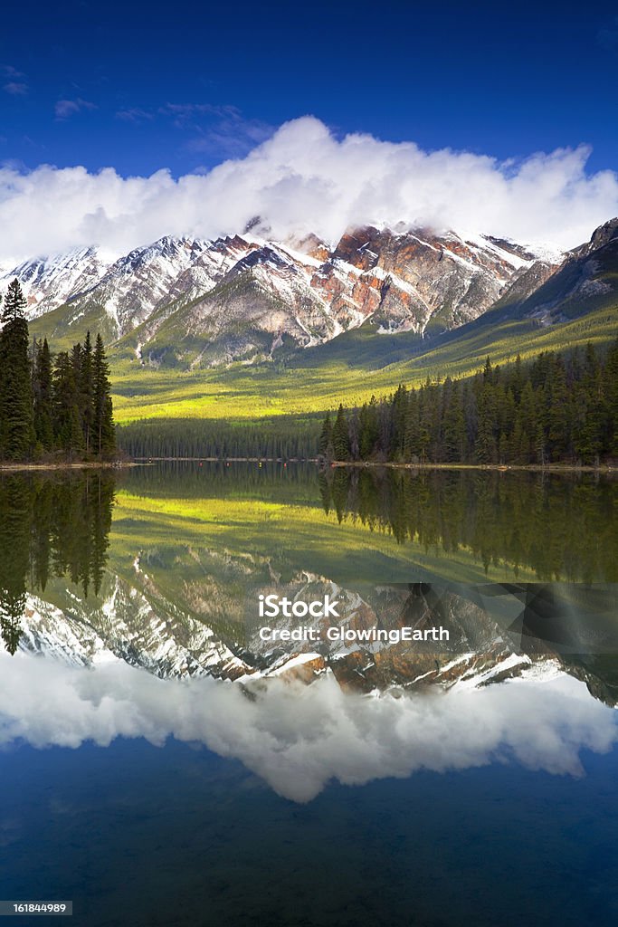 Lago Pyramid riflesso - Foto stock royalty-free di Montagne Rocciose Canadesi