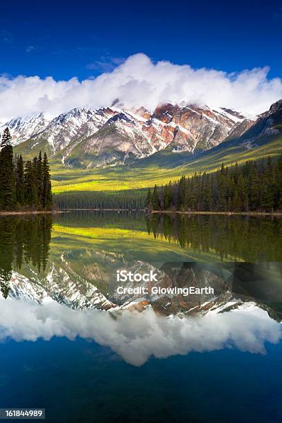Lago Pyramid Riflesso - Fotografie stock e altre immagini di Montagne Rocciose Canadesi - Montagne Rocciose Canadesi, Acqua, Albero