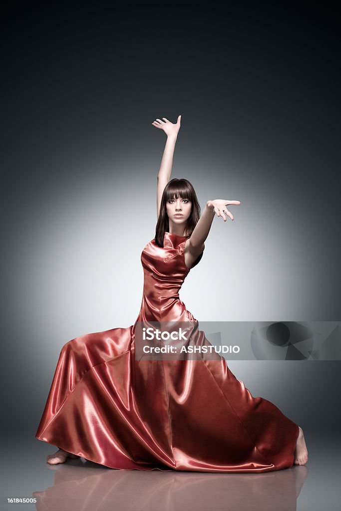Танцы женщина - Стоковые фото 20-24 года роялти-фри