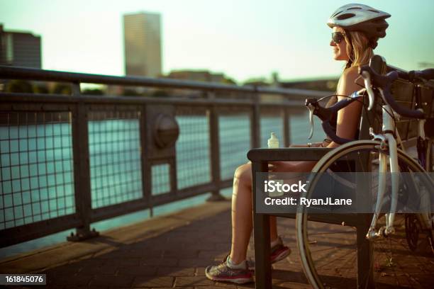 Quebra De Pôr Do Sol Diversão - Fotografias de stock e mais imagens de Bicicleta de Corrida - Bicicleta de Corrida, Descansar, Adulto