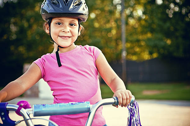 menina e bicicleta - helmet bicycle little girls child imagens e fotografias de stock