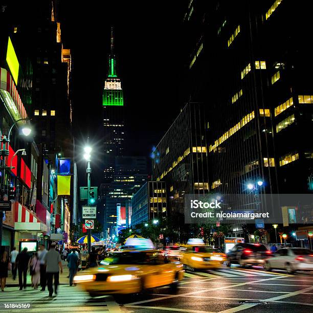 Photo libre de droit de Animé De Manhattan À New York banque d'images et plus d'images libres de droit de Empire State Building - Empire State Building, Nuit, Panneau d'affichage
