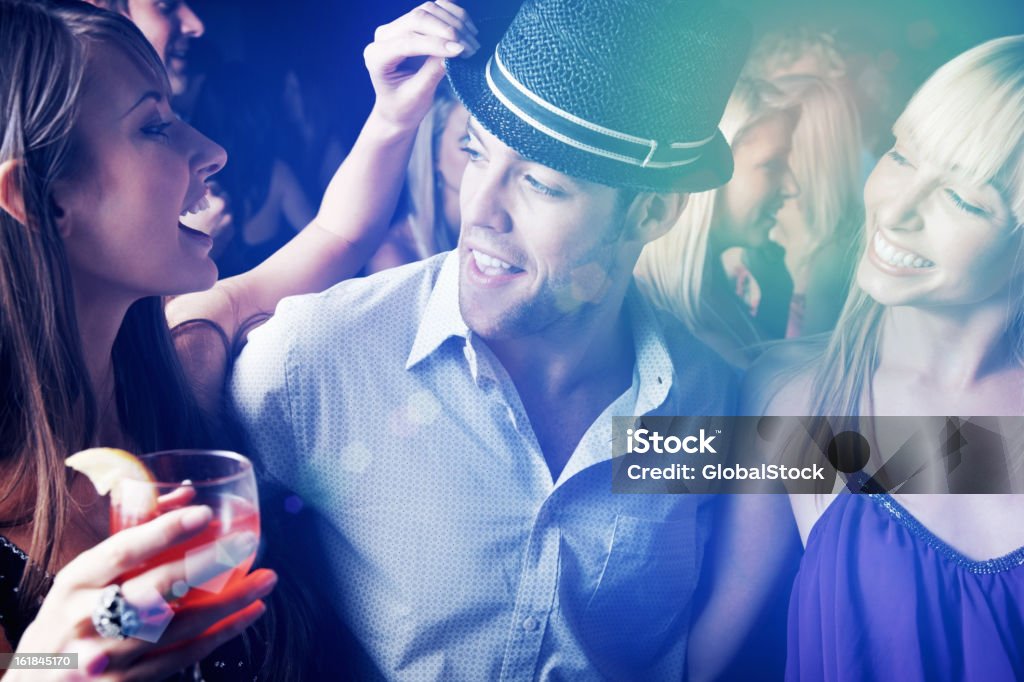 Multi étnico Personas divirtiéndose en una fiesta en club nocturno - Foto de stock de Adulto joven libre de derechos