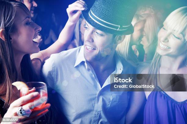 Multi Étnico Personas Divirtiéndose En Una Fiesta En Club Nocturno Foto de stock y más banco de imágenes de Adulto joven