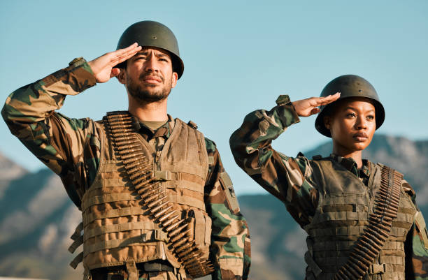 훈련, 군 복무 및 전쟁을 위해 자연의 사람들과 함께 경의를 표합니다. 영웅, 베테랑 및 팀워크는 전사, 전장 및 용기를 위해 야외에서 남성과 여성과 함께 - army saluting female training 뉴스 사진 이미지