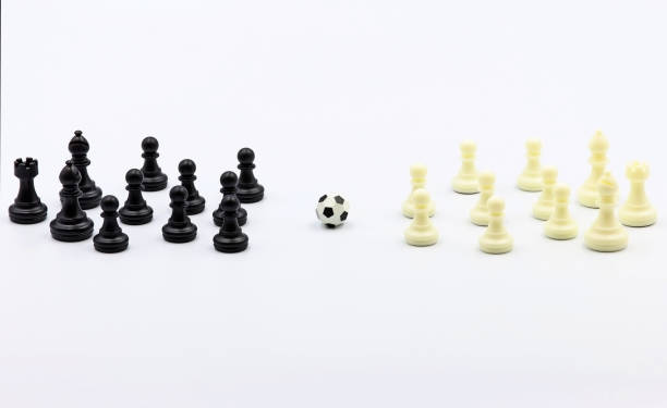 figury szachowe grające w meczu piłki nożnej - imbalance chess fighting conflict zdjęcia i obrazy z banku zdjęć