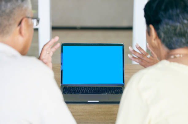 para, rozmowa wideo i przestrzeń makiety na laptopie do komunikacji voip, połączenia cyfrowego lub czatu z tyłu. mężczyzna, kobieta i machają cześć na ekranie komputera do rozmowy, kontaktu online lub kamery internetowej - human hand waving hello old zdjęcia i obrazy z banku zdjęć