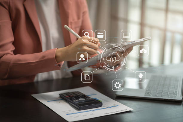 Woman is using a smartphone and tablet to access the cloud computing system , Storage and data transfer Cloud network , Cloud technology. Networking and internet service concept. la mujer está utilizando un teléfono inteligente y una tableta para acceder al sistema de computación en la nube , almacenamiento y transferencia de datos red en la nube , tecnología en la nube. concepto de redes y servicios de internet.