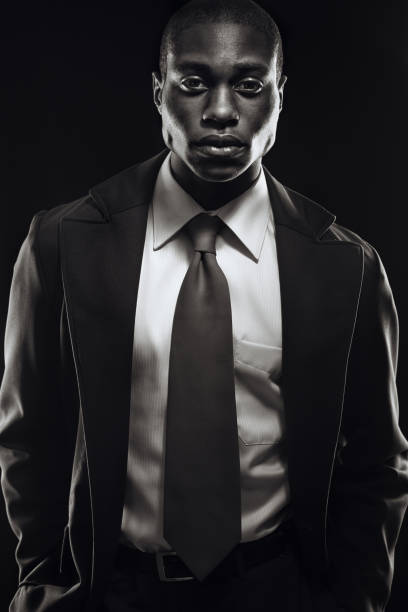 joven profesional de los negocios de hoy en blanco y negro - contraste alto fotografías e imágenes de stock