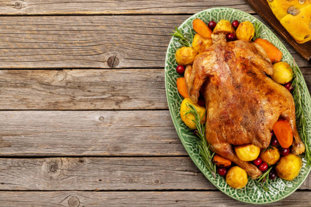 thanksgiving-truthahn auf rustikalem holztisch - roast turkey stock-fotos und bilder