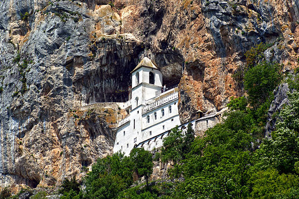 monasterio ostrog - ostrog fotografías e imágenes de stock