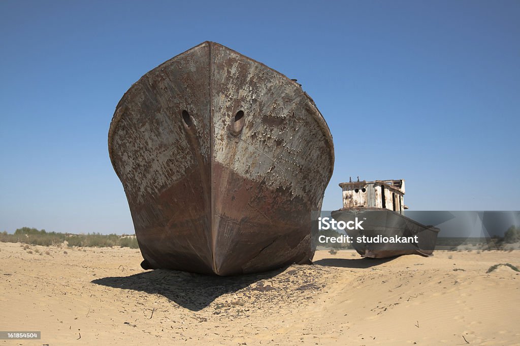 Ruggine imbarcazioni nel deserto - Foto stock royalty-free di Ambientazione esterna