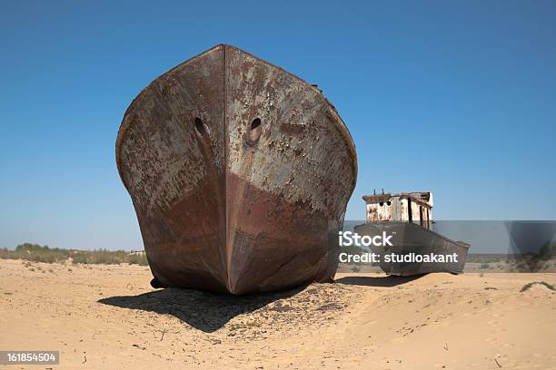 Ruggine Imbarcazioni Nel Deserto - Fotografie stock e altre immagini di Ambientazione esterna - Ambientazione esterna, Ambiente, Attraccato