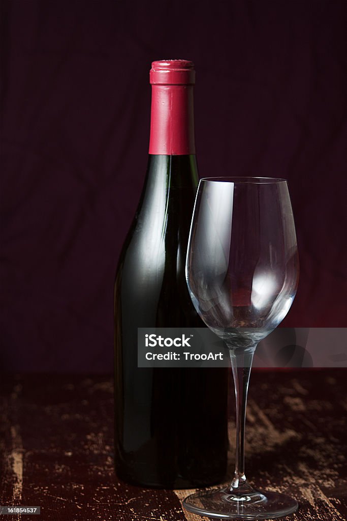 Bottiglia di vino e vetro vuoto - Foto stock royalty-free di Alchol