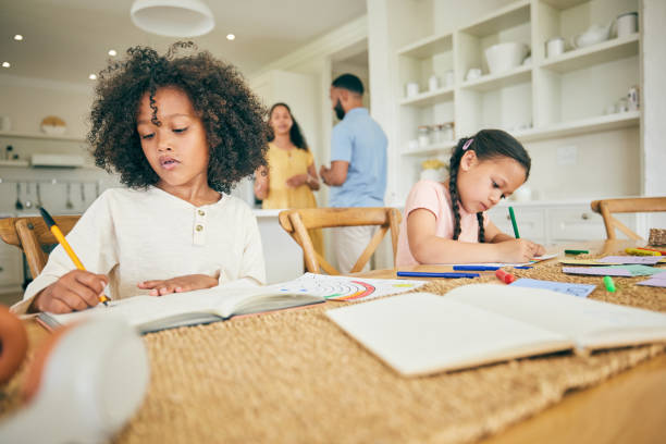 frères et sœurs, devoirs ou enfants élèves à la maison en écriture ou dessin dans le cahier d’école de maternelle. les filles, la famille ou les enfants apprennent ou étudient un projet artistique créatif, une éducation ou le développement de  - home schooling photos et images de collection