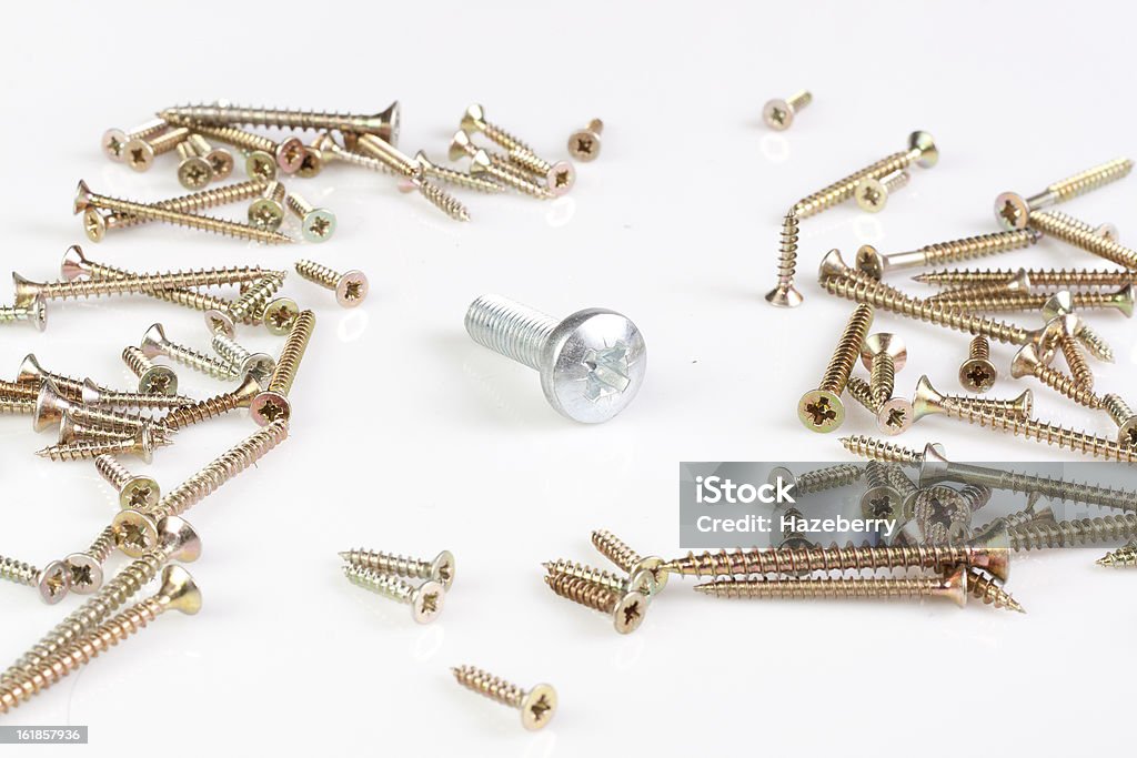 Tornillos de metal de plata rodeado por muchos tech tornillos. - Foto de stock de Acero libre de derechos