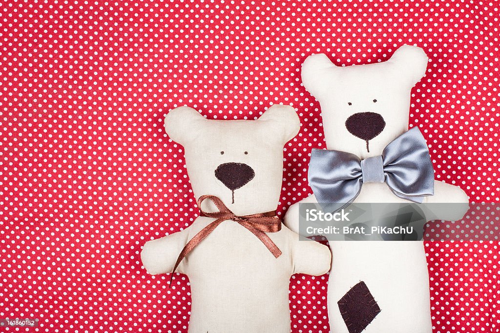 Manualidad par de bears sobre fondo rojo textura textil - Foto de stock de Adolescente libre de derechos