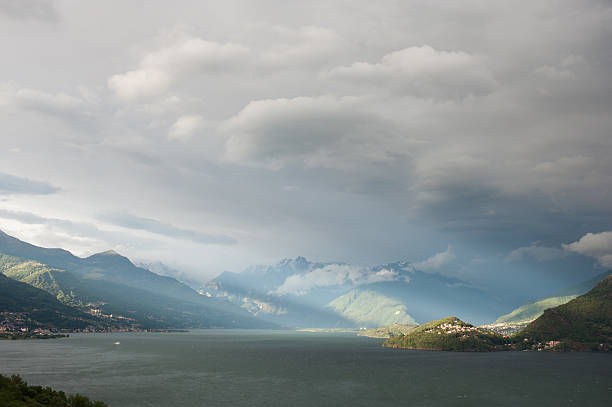 Rayos de sol sobre el lago Como - foto de stock