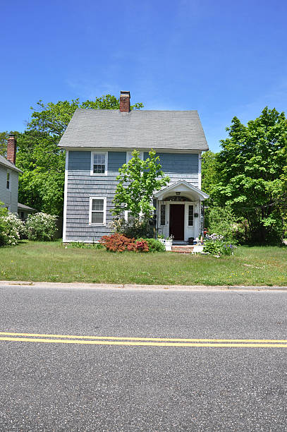 istock Small Suburban Home Front Yard Residential Street 161863138