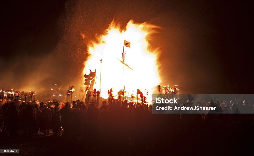 Burning Up Helly Aa cozinha - Foto de stock de Navio Viquingue royalty-free