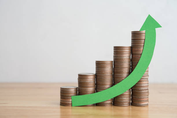 gráfico de barras de pilha de moedas e gráfico de crescimento de curva verde com fundo de parede branco. - pension finance retirement graph - fotografias e filmes do acervo