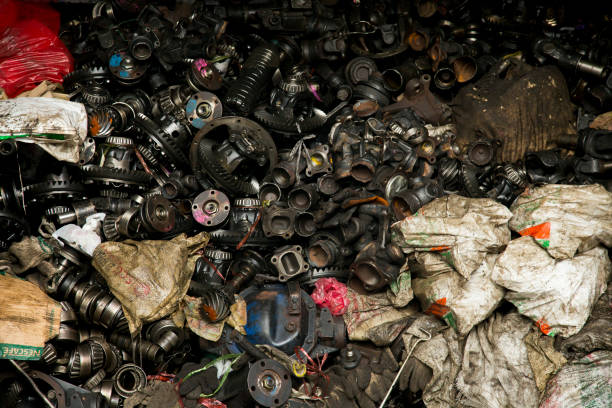 pile de pièces mécaniques empilées dans la ville de bangkok en tha�ïlande. - garage sale flea market sale market photos et images de collection