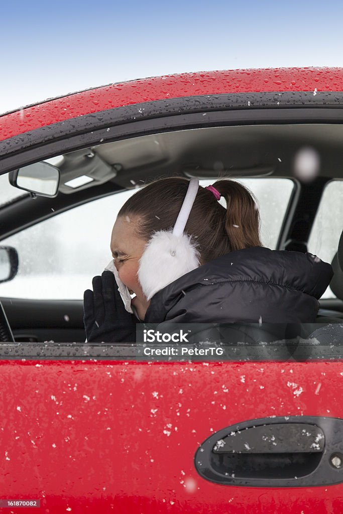 Ładny Dziewczyna kicha w samochodzie - Zbiór zdjęć royalty-free (Alergia)