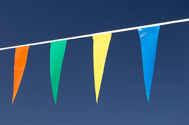 Arancio, verde, giallo e blu triangolare Banner Flags - foto stock