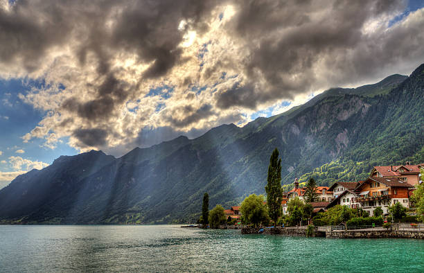 sunbeams de brienz - sunbeam beautiful brienz tranquil scene fotografías e imágenes de stock