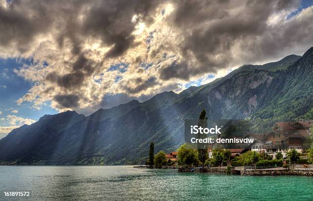 Brienz Sunbeams - Fotografie stock e altre immagini di Acqua - Acqua, Ambientazione esterna, Ambientazione tranquilla