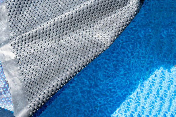 Retractable floating pool cover to keep out leaves and keep in heat being pulled back from water.