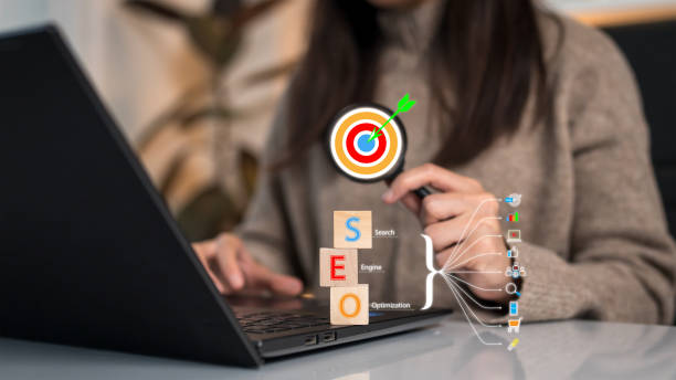 Search Engine Optimization (SEO). Woman using computer to analyze data statistics reports to improve your marketing strategy to be more effective in search rankings to increase your sales and traffic. optimización de motores de búsqueda (seo). mujer que usa la computadora para analizar informes de estadísticas de datos para mejorar su estrategia de marketing para ser más efectiva en los rankings de búsqueda para aumentar sus ventas y tráfico.