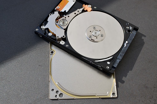Detail of a highlighted laptop HDD, symbolizing technical support and technological advancement. Concept between technical assistance and technological innovation.