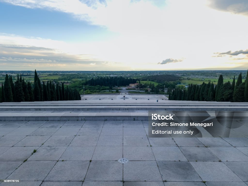 写真ではレディプグリアの神社第一次世界大戦のイゾンツォ川での戦いで倒れたイタリア人を称える最大のイタリアの神社 イタリアのストックフォトや