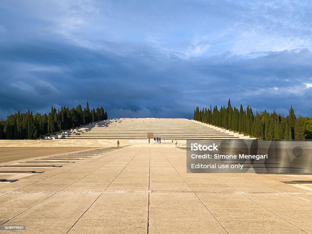 写真ではレディプグリアの神社第一次世界大戦のイゾンツォ川での戦いで倒れたイタリア人を称える最大のイタリアの神社 イタリアのストックフォトや